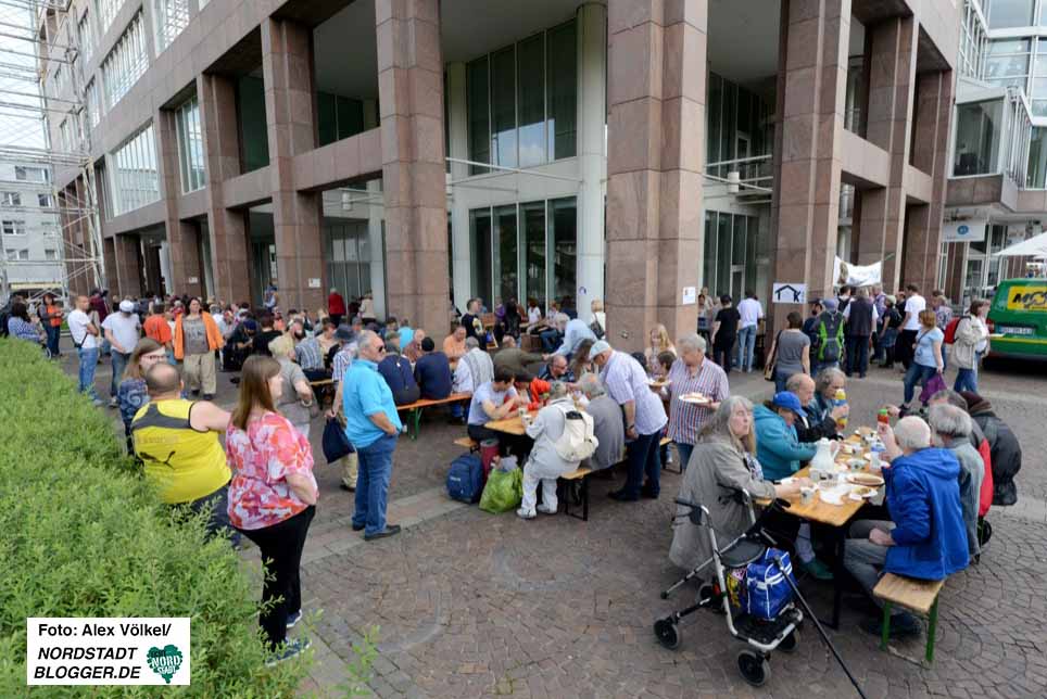 KANA-Suppenküche Aktion gegen Armut - Speisung am Rathaus Dortmund_0066 - NSB