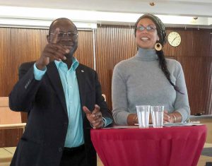 Karamba Diaby mit Julia Rumi, Vorstandsmitglied von Africa Positive. Foto: Claus Stille