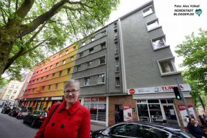Marita Hetmeier vor ihrem Gebäudekomple - den rechten Teil haben sie jetzt erst erworben.