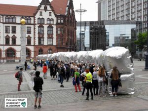 Die Spiegelblockade steht - das Training mit 200 TeilnehmerInnen war eindrucksvoll.