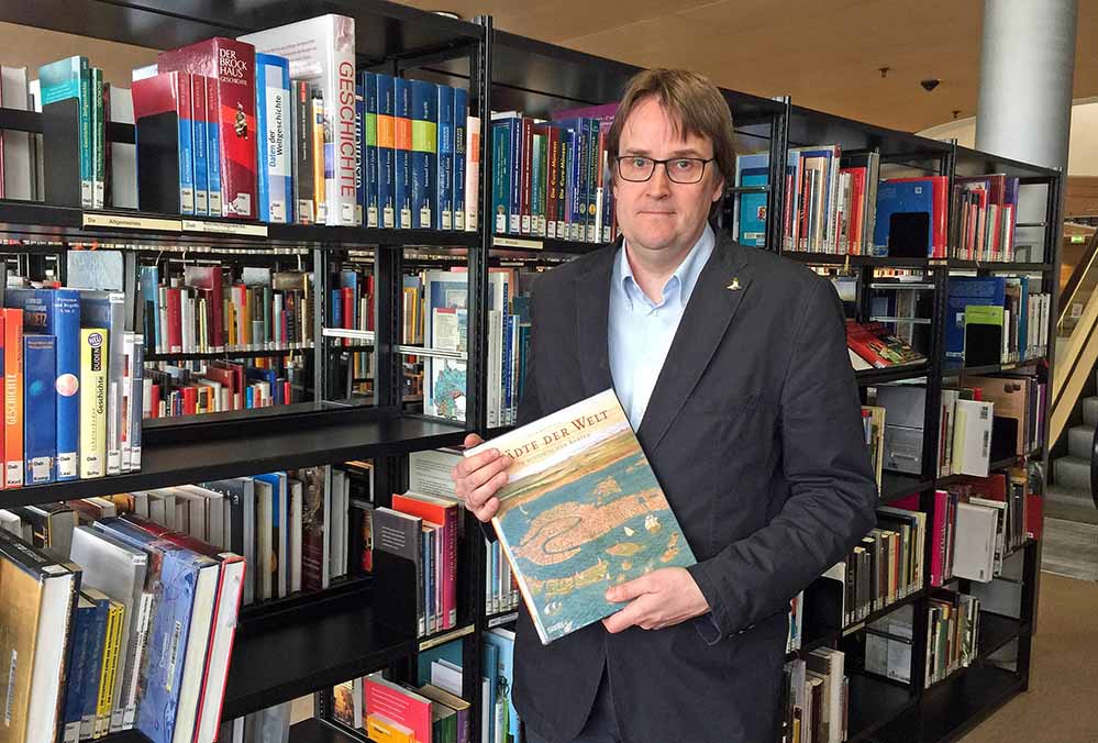 Dr. Johannes Borbach-Jaene (47) leitet die Stadt- und Landesbibliothek am Königswall. Foto: Joachim vom Brocke