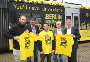 Übergabe von T-Shirts zum Pokalfinale 2016 BVB-Bayern, rechts: BVB-Direktor Carsten Cramer