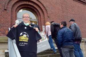 Nicht bis Freitag bibt es die T-Shirts bei der Dortmund-Agentur. Foto: Thomas Kampmann/Stadt DO