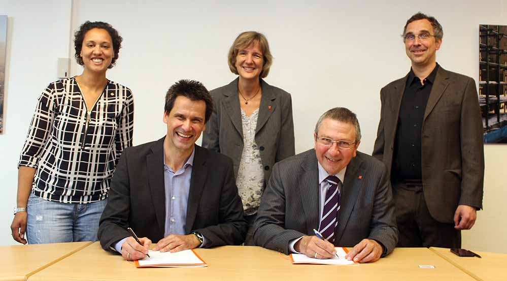 Bei der Unterzeichnung des Kooperationsvertrages (von links): Serah Dubidad, TalentScout (FH Dortmund), Dr. Dirk Bennhardt. Schulleiter (Helmholtz-Gymnasium), Cornelia von Soosten, Projektkoordinatorin TalentScouting (FH Dortmund), Prof. Dr. Wilhelm Schwick, Rektor (FH Dortmund), Lars Löckner, Studien- und Berufswahl-Koordinator (Helmholtz-Gymnasium)