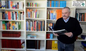 Volker Bach in der Bibliothek des Deutschen Industrielackmuseums.