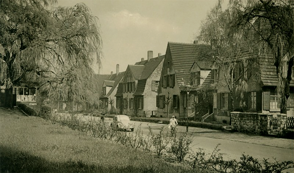 Ein Hof- und Fassadenprogramm wird für die Zechensiedlung Oberdorstfeld aufgelegt. Das Bild zeigt die Lange Fuhr Straße um 1960. Foto: Stadtarchiv Dortmund