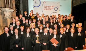 Pfarrerinnen des Evangelischen Kirchenkreises Dortmund gegen den Beschluss der Evangelisch-Lutherischen Kirche in Lettland, die Frauenordination abzuschaffen und künftig nur noch Männer zum Pfarramt zuzulassen.