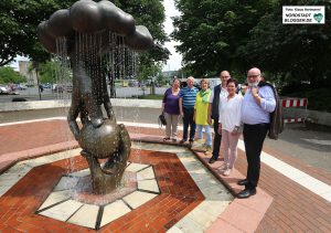 Mit Mitteln der Bezirksvertretung Innenstadt-Nord wurde der Brunnen vor der Hauptpost reaktiviert. V. l.: Dr. Rosemarie Pahlke, Stabsstelle Kunst im öffentlichen Raum, Dr. Ludwig Jörder, Bezirksbürgermeister, Brigitte Jülich, BV, Ludger Böse, Tiefbauamt, Nadine Schramm, TBA und Ulrich Finger, TBA