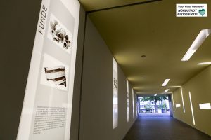 Dortmunder Denkmalhefte: Im Brunnen der Familie Heuner. Zugang zum Parkhaus Friedensplatz mit Infotafeln