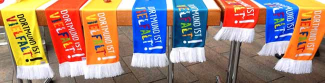 VertreterInnen haben sich mit insgesamt 1000 Schals mit dem Aufdruck „Dortmund ist Vielfalt“ eingedeckt.