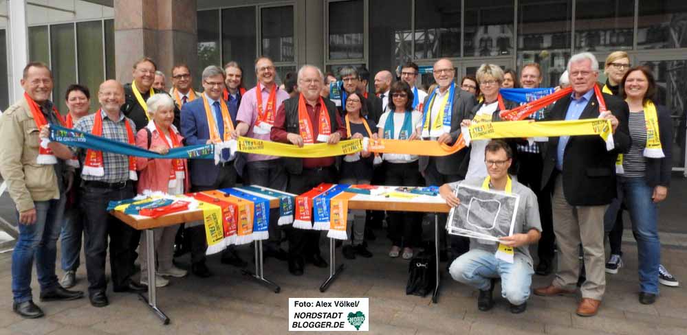 VertreterInnen haben sich mit insgesamt 1000 Schals mit dem Aufdruck „Dortmund ist Vielfalt“ eingedeckt.