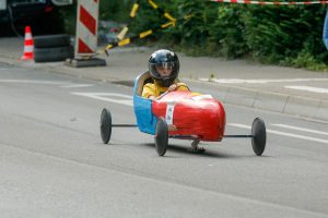 In fünf unterschiedlichen Rennklassen treten die Boliden an.