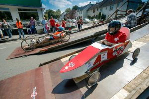Formel Respekt - Seifenkistenrennen - 5199787_w955h600v46749_0613w-Seifenkistenrennen_20Schuetze_203064