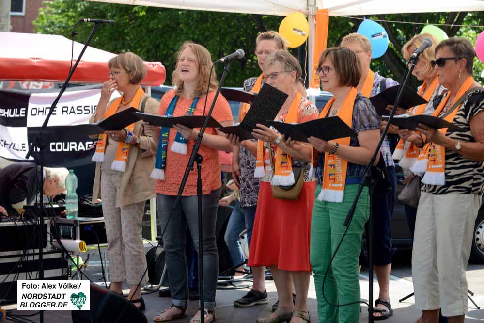 Auf dem Wilhelmplatz in Dorstfeld gab es ein buntes Protest- und Kulturprogramm. Foto: Alex Völkel