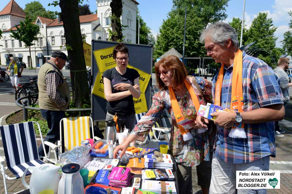 Auf dem Wilhelmplatz in Dorstfeld gab es ein buntes Protest- und Kulturprogramm. Foto: Alex Völkel