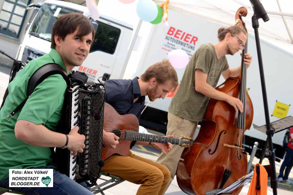 Auf dem Wilhelmplatz in Dorstfeld gab es ein buntes Protest- und Kulturprogramm. Foto: Alex Völkel