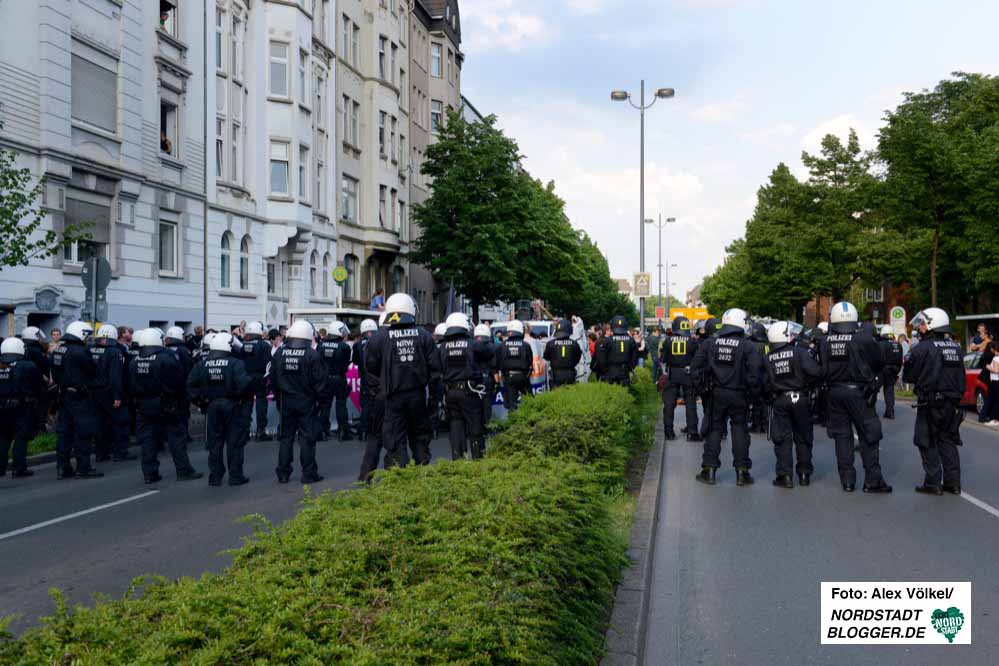 Die Polizei stoppte mehrfach Gruppen von Autonomen AntifaschistInnen. Foto: Alex Völkel