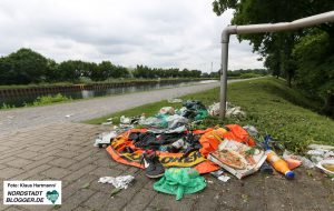 Müllablagerungen am Kanal in Höhe des Fredenbaumparks