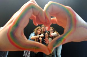 Das Helene-Lange-Gymnasium zeigt am 29. Juni im Theater Fletch Bizzel „Nur eine Phase“, eine Theatercollage zum Thema Homosexualität. Foto: Helene-Lange-Gymnasium