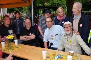 Propst Andreas Coersmeier (3.v.l.) und Wohnungslosenseelsorger Daniel Schwarzmann (4.v.l. vorne) begrüßten im Klostergarten der Franziskaner in Dortmund die Teilnehmerinnen und Teilnehmer der NRW-Wallfahrt für Obdachlose und Bedürftige. Im Bild mit Pfarrer Alfons Wiegel (2.v.r.) sowie Helferinnen und Helfern.