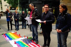 In Dortmund organisierte SLADO e.V., der Dortmunder Dachverband der Schwulen-, Lesben-, Bisexuellen- und Transidentenvereine und -initiativen eine Mahnwache. 