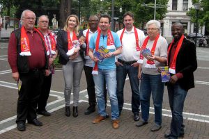 Mitglieder der SPD Innenstadt West werben am Wilhelmplatz für die Gegenveranstaltung am 4. Juni