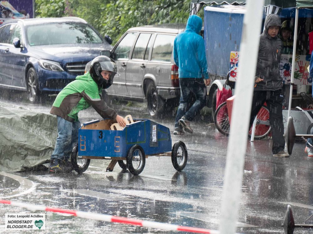 Das Seifenkistenrennen in Dorstfeld musste wegen des schlechten Wetters vorzeitig beendet werden.