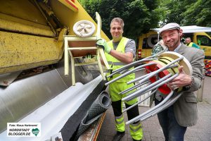 Spermüllaktion von Quartiersmanagement und EDG im Hafenviertel. Müllwerker Thomas Schöne und Quartiersmanager Dietmar Stahlschmidt befüllen das Müllfahrzeug mit Spermüll