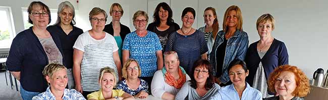 Beim Bundesprogramm "Sprach-Kitas" nehmen zehn Kitas aus dem ev. Kirchenkreis teil. Das Foto zeigt Vertreterinnen der zehn Einrichtungen zusammen mit Karin Wandelt (Fachberatung Sprache) rechts unten.