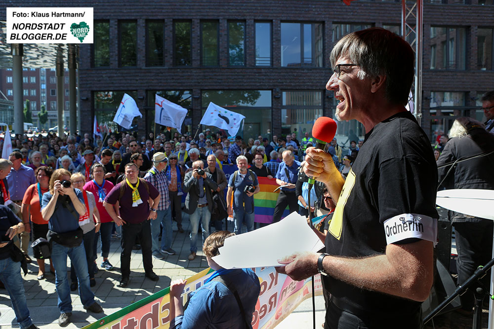 Proteste gegen den Tag der Deuschten Zukunft. Friedrich Stiller spricht am Dortmunder U