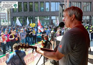 Proteste gegen den Tag der Deuschten Zukunft. Fred Ape singt am Dortmunder U