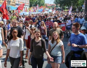 Proteste gegen den Tag der Deutschen Zukunft. Demonstration auf der Rheinischen Straße