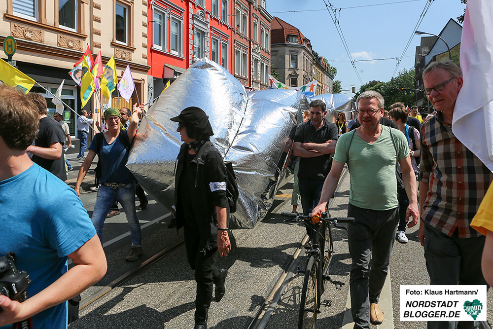 Proteste gegen den Tag der Deuschten Zukunft. Demonstration auf der Rheinischen Straße