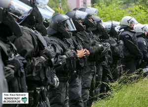 Massiv tritt die Polizei auf - fast 5000 beamte waren im Einsatz. Foto: Klaus Hartmann