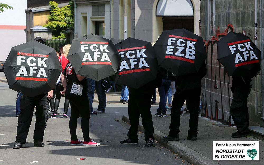 Neonazis stehen vor ihren Häusern in Dorstfeld