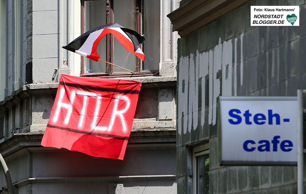 Tag der Deutschen Zukunft. In der Thusneldastraße provozieren die Nazis mit einem Transparent