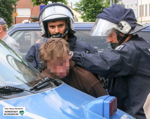 Festnahme eines Gegendemonstranten - 22 Antifaschisten kamen vorübergehend ins Gewahrsam. Foto: Klaus Hartmann