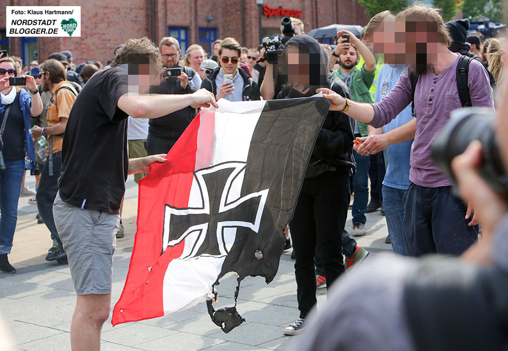 Tag der Deutschen Zukunft. Die Antifa verbrennt auf dem Huckarder Marktplatz eine Reichskriegsflagge