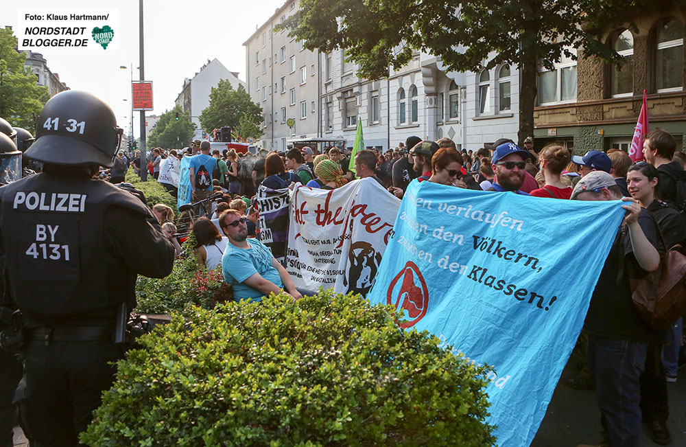 Tag der Deutschen Zukunft. Auf der Mallinckrodtstraße wird eine Antif-Demo gekesselt