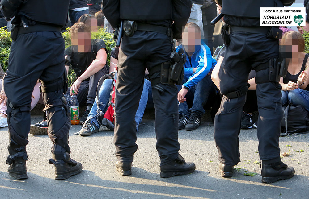 Tag der Deutschen Zukunft. Auf der Mallinckrodtstraße wird eine Antif-Demo gekesselt