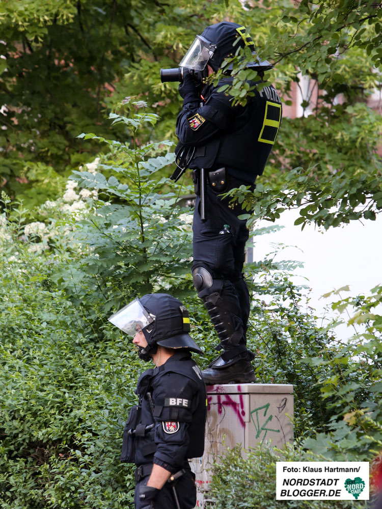 Tag der Deutschen Zukunft. Auf der Mallinckrodtstraße wird eine Antif-Demo gekesselt