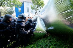 Die Polizei ging teils massiv gegen die TeilnehmerInnen von "BlockaDO" vor. Foto: Uwe Bitzel