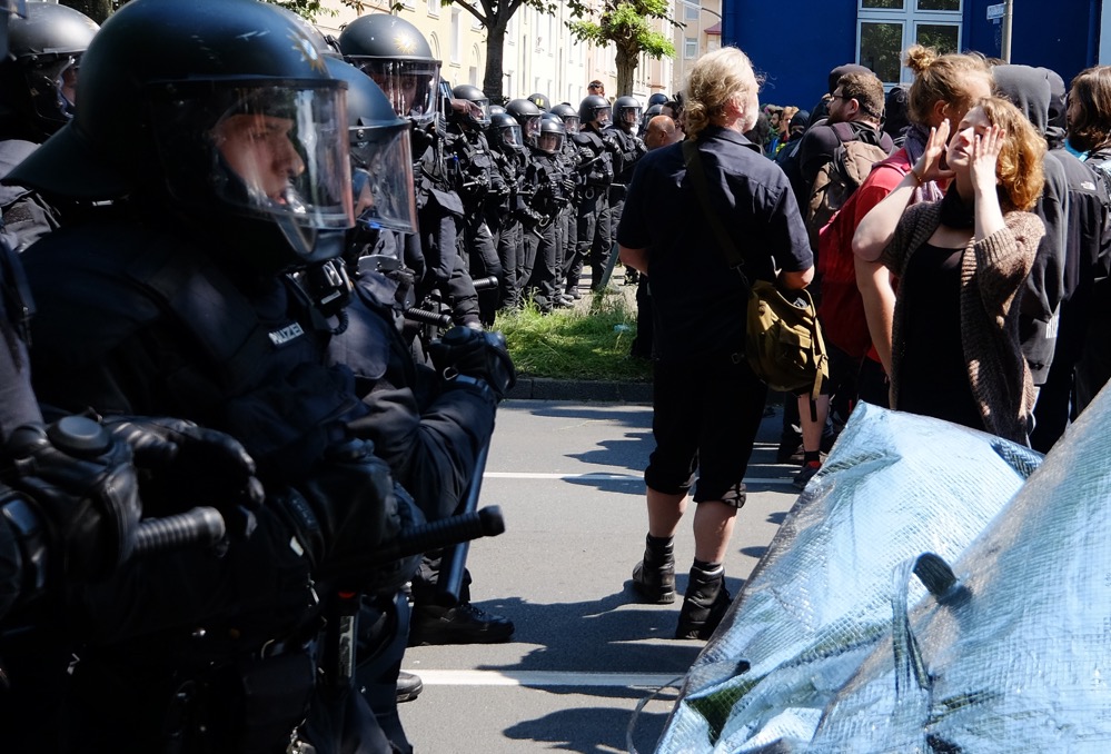 Die Polizei ging teils massiv gegen die TeilnehmerInnen von "BlockaDO" vor. Foto: Uwe Bitzel
