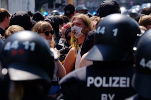 Die Polizei ging teils massiv gegen die TeilnehmerInnen von "BlockaDO" vor. Foto: Uwe Bitzel