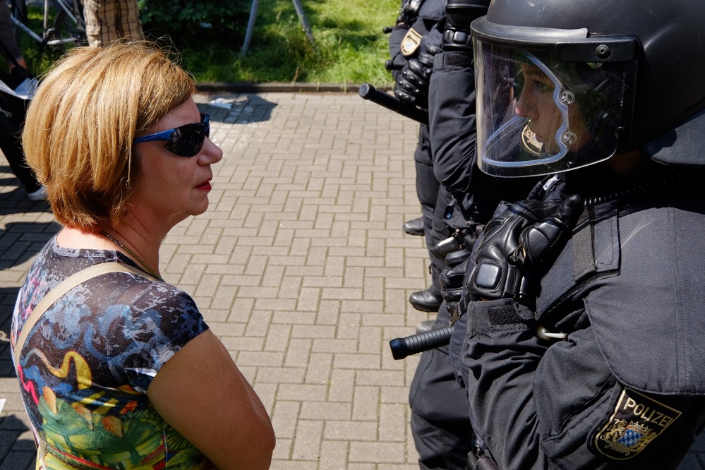Die Polizei ging teils massiv gegen die TeilnehmerInnen von "BlockaDO" vor. Foto: Uwe Bitzel
