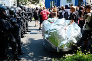 Die Polizei ging teils massiv gegen die TeilnehmerInnen von "BlockaDO" vor. Foto: Uwe Bitzel