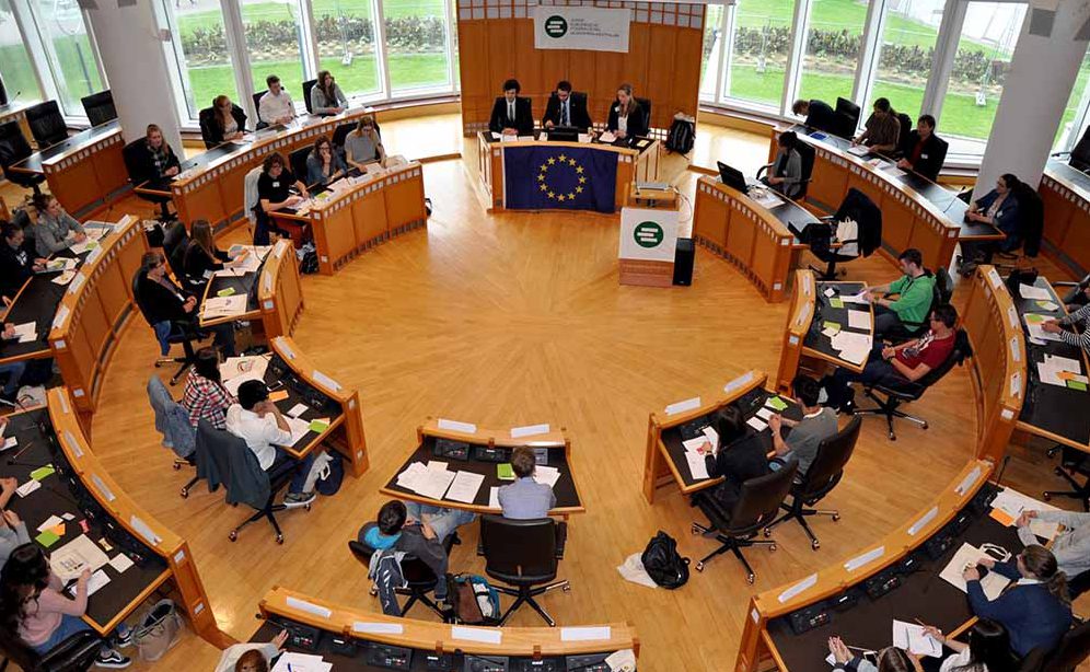Die „Jung-Parlamentarier“ während ihrer Debatte im Dortmunder Ratssaal.
