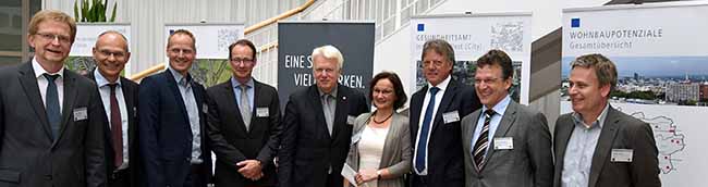 Im Rathaus fand eine Konferenz statt, mit der die Stadt für den Wohnungsbau warb.