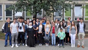 Schulklasse der Martin-Luther-King Gesamtschule Dortmund mit Bewohnern der Flüchtlingsunterkunft in der Adlerstraße.