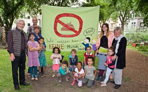 Kinder und Ehrenamtliche haben die Banner im Bürgergarten gestaltet. Fotos: Wolf-Dieter Blank